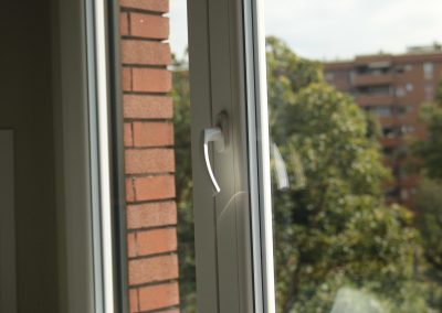Maniglia bianca abbinata all'infisso bianco